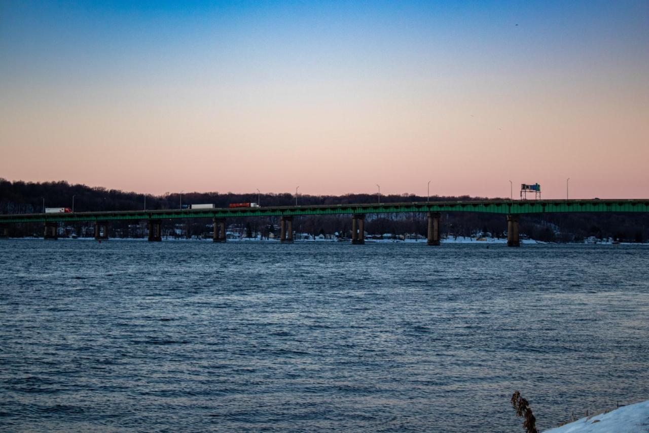 Holiday Inn Express Le Claire Riverfront-Davenport By Ihg Esterno foto
