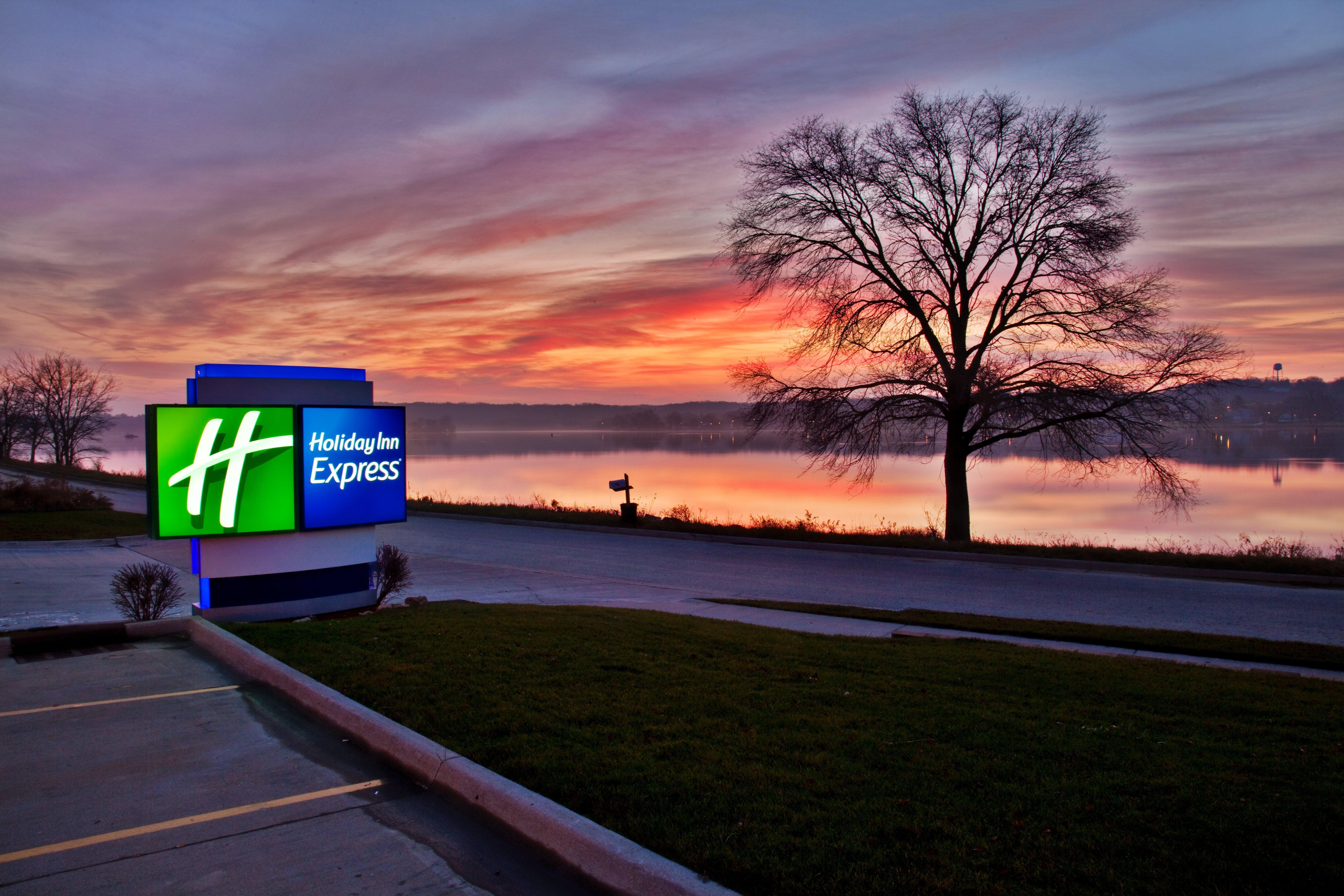 Holiday Inn Express Le Claire Riverfront-Davenport By Ihg Esterno foto