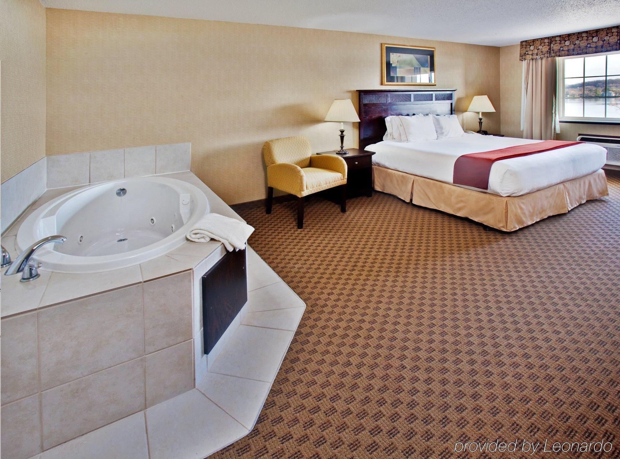Holiday Inn Express Le Claire Riverfront-Davenport By Ihg Esterno foto